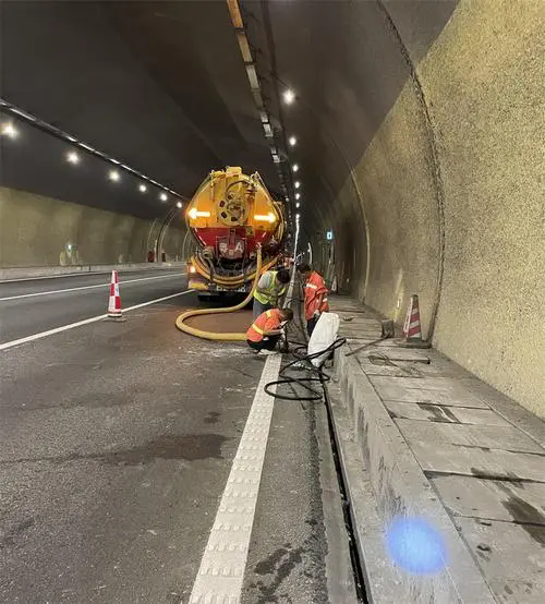 铁力隧道排水渠清淤